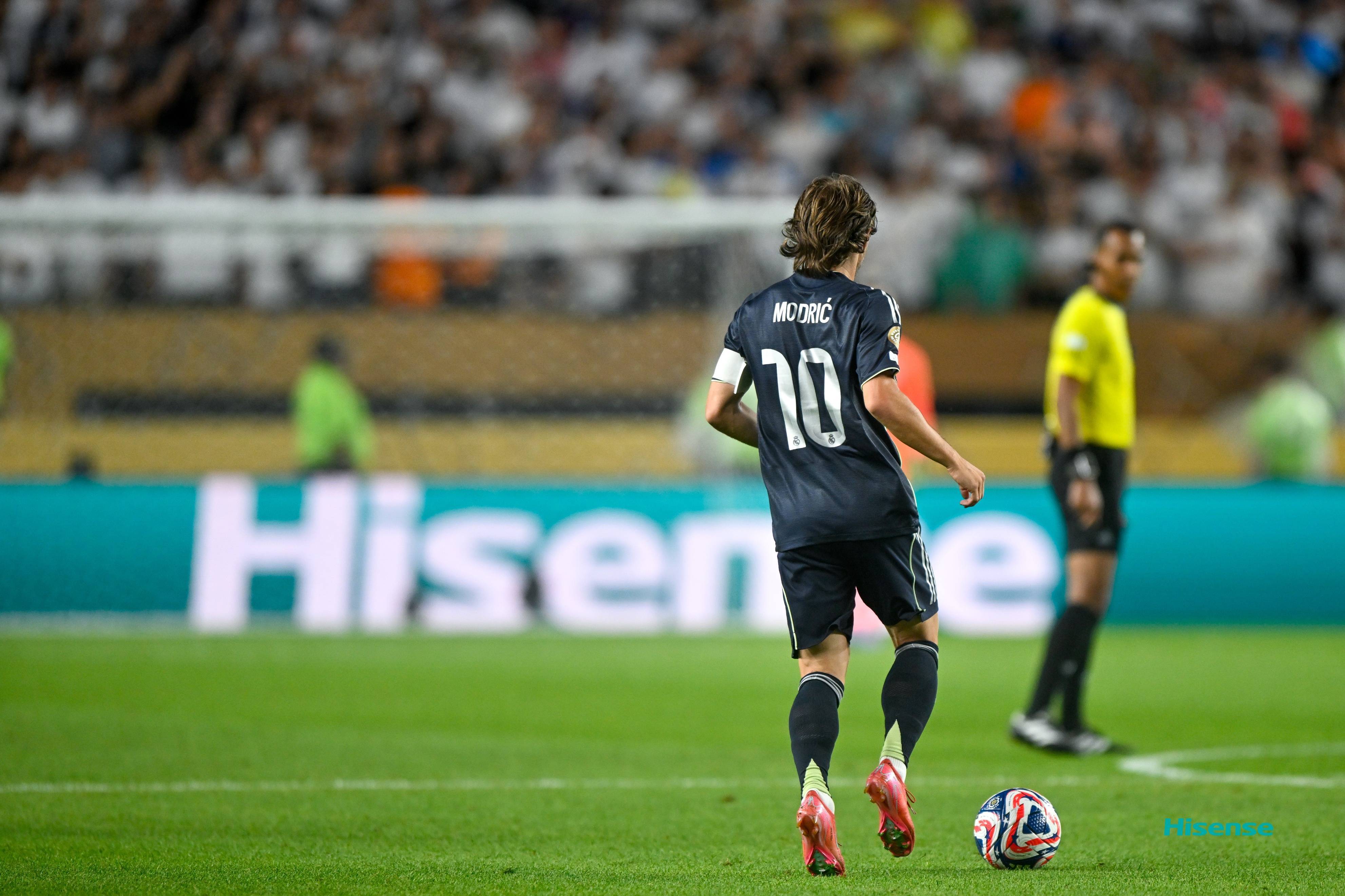 熊猫体育官方-皇马客场大胜，狂揽三分继续保持不败记录(皇马足球比赛视频)